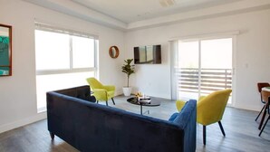 Living area - Luxury Townhome w/ Gated Parking & Private Balcony (Los Angeles)