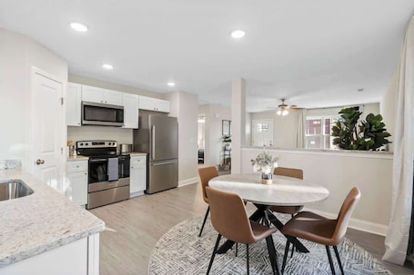 Dining. Comfy Cozy - Family Friendly - Pet Passionate