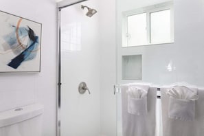 Een douche, een haardroger, handdoeken, shampoo