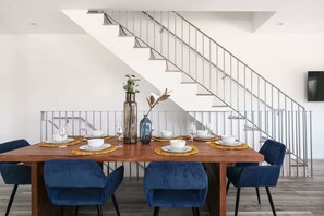 Dining - Prestige 5BR Townhome Near LA Hot Spots (Los Angeles)