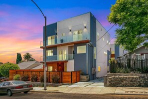 Exterior - Upscale LA Getaway Sleeps 8 with Free Parking (Los Angeles)