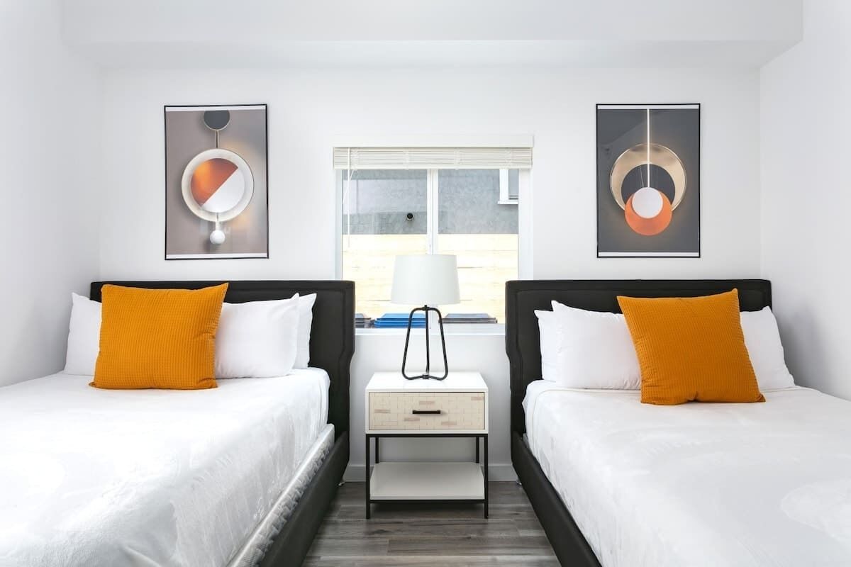 4 bedrooms, iron/ironing board, WiFi, bed sheets