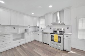 Private kitchen - City Chic: Your Ideal Stay (Charlotte)