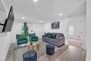 Smart TV - City Chic: Your Ideal Stay (Charlotte)