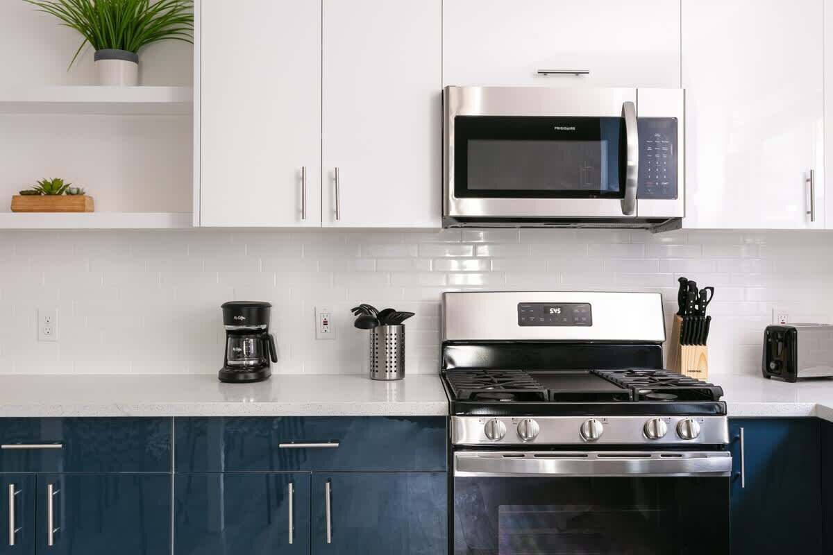 Refrigerador, microondas, horno y parrilla de estufa 