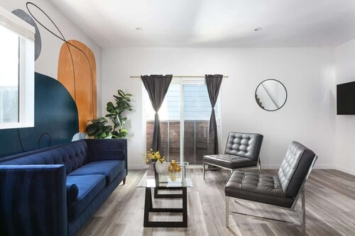 Central LA Escape Near Universal & Beaches