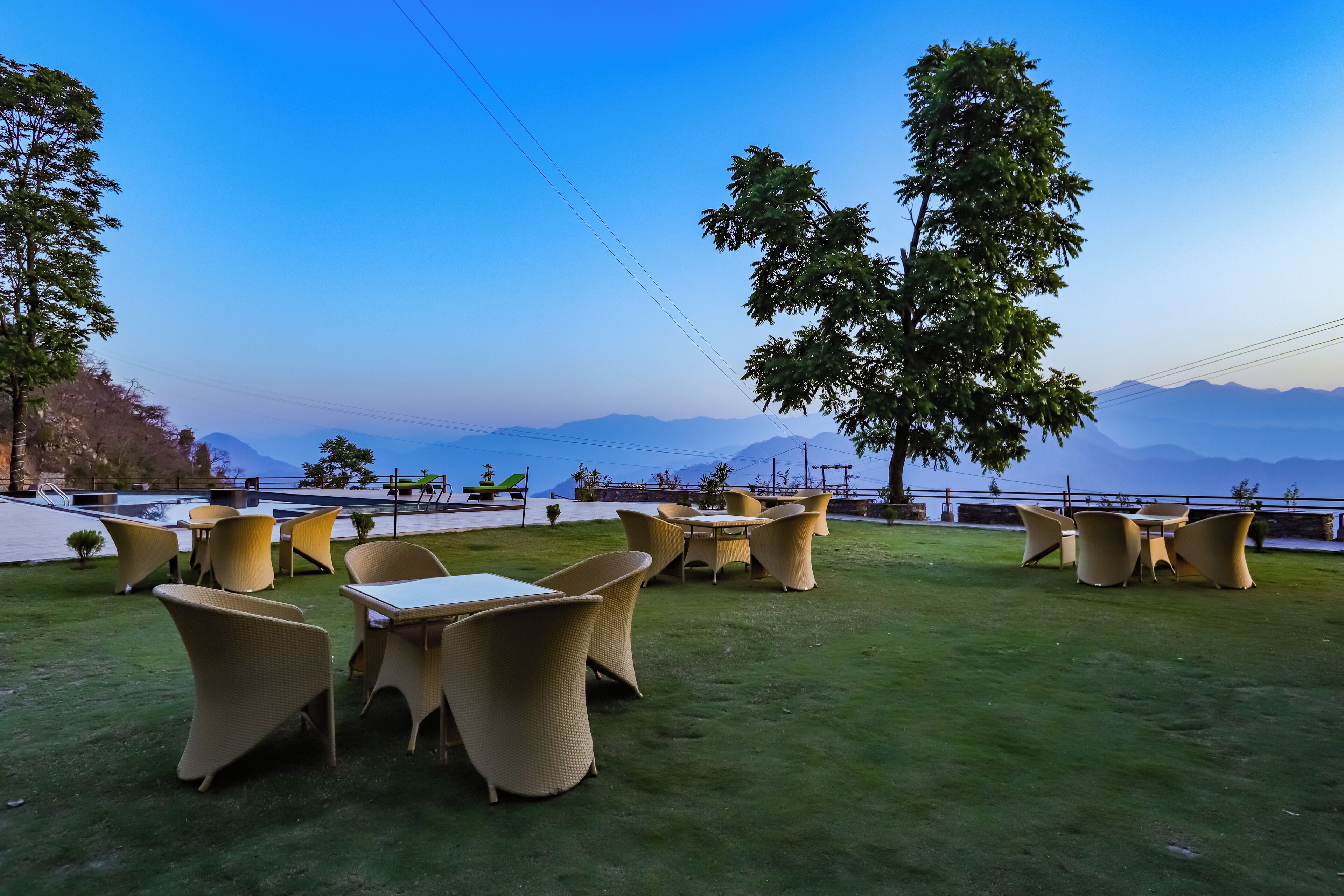 Eine Terrasse mit Korbmöbeln und Bergblick.