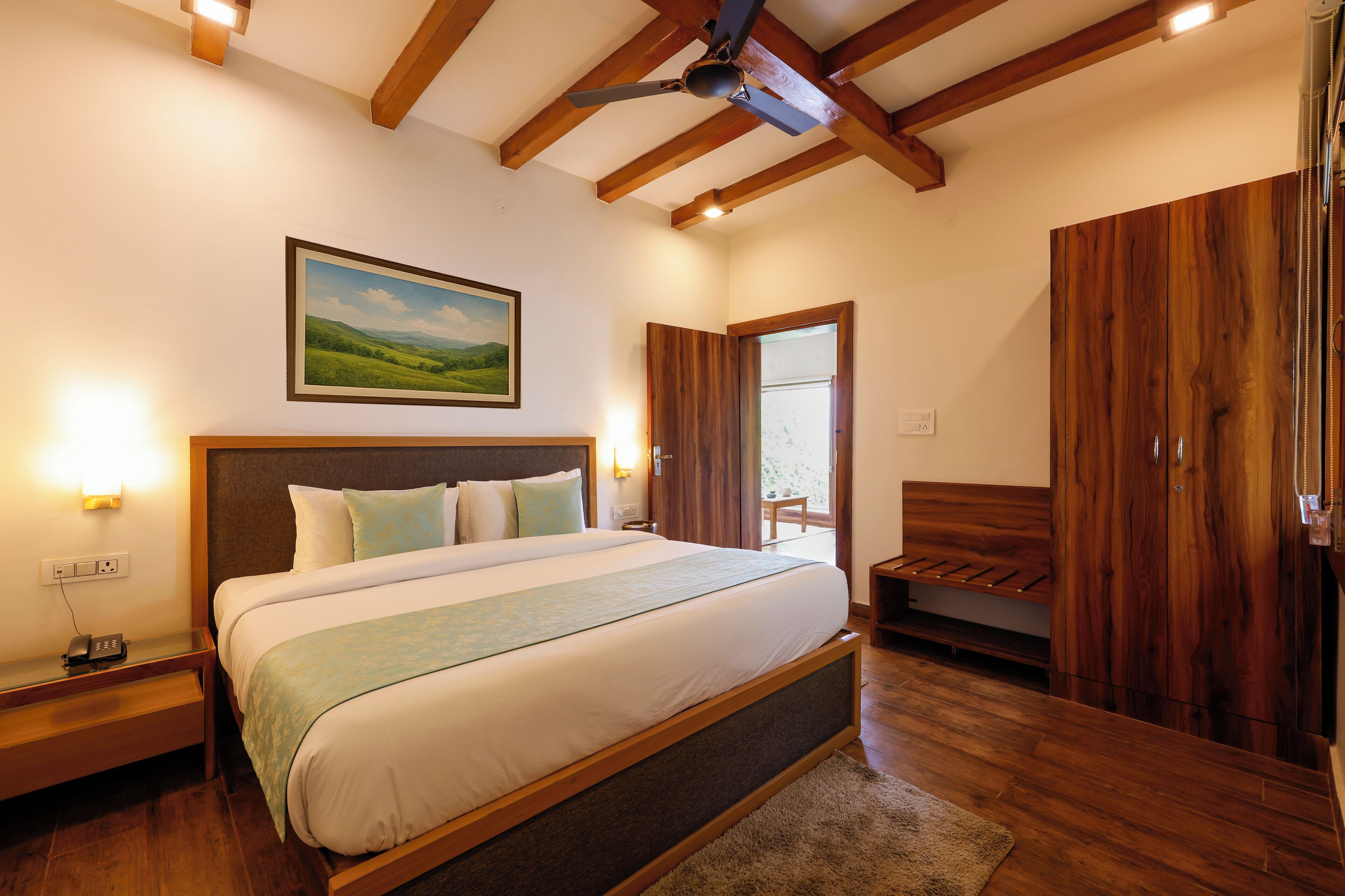 家庭双人房, 1 张特大床, 山景 | 迷你吧、熨斗/熨板、免费 WiFi、床单