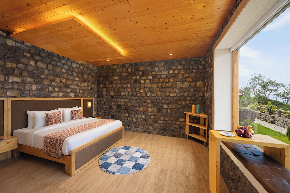 Eenvoudige kamer, 1 kingsize bed, uitzicht op bergen | Een minibar, een strijkplank/strijkijzer, gratis wifi, beddengoed