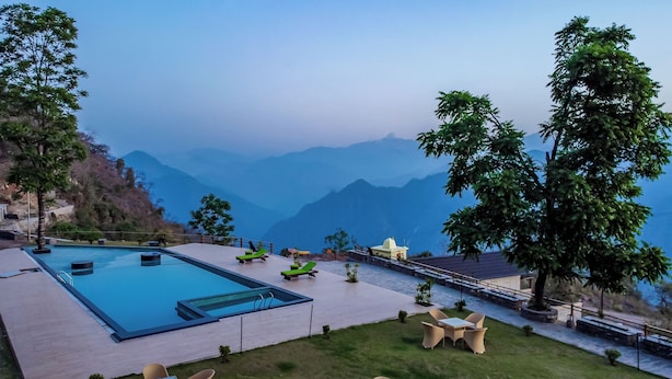 Un espace piscine avec vue sur les montagnes.