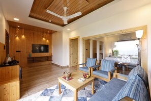 Habitación Premium | Área de sala de estar | Chimenea, piso con calefacción y impresora 