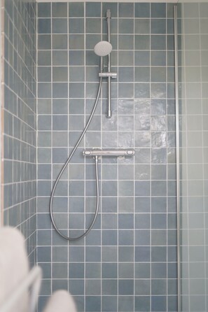 Douche, sèche-cheveux, serviettes fournies, savon