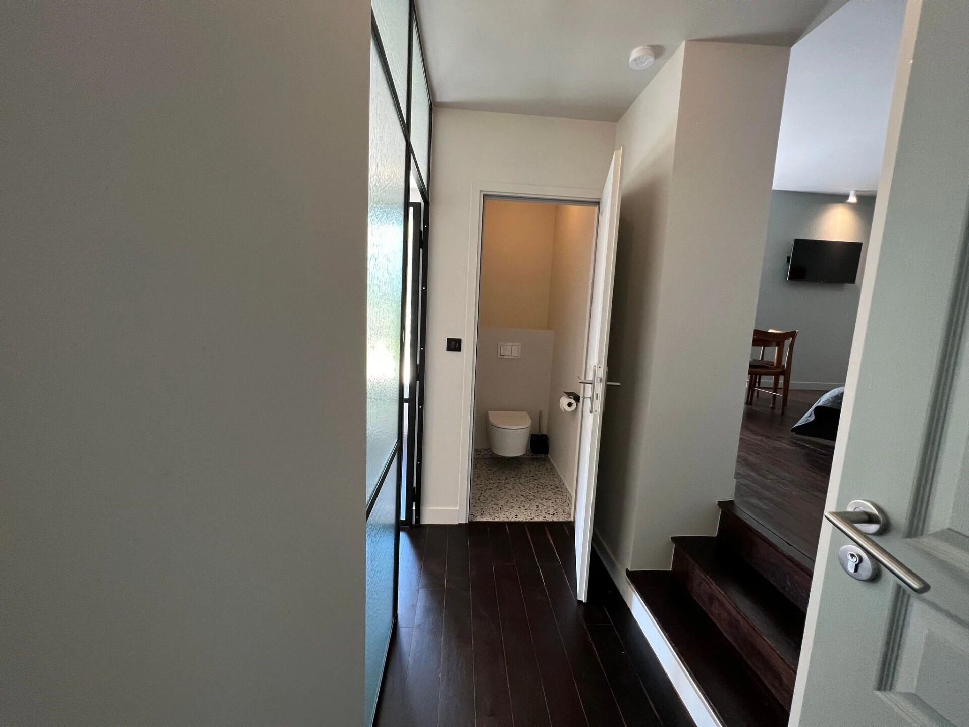 Comfort tweepersoonskamer, uitzicht op tuin | Badkamer | Een haardroger, handdoeken