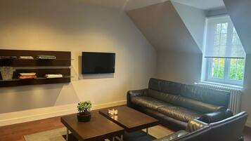 Habitación Deluxe doble, vistas al jardín | Zona de estar | Una televisión