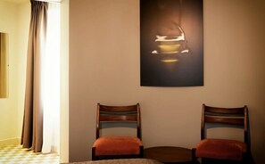 Luxury Room, Garden View | Living area | TV - Le Petit Château (Baye)