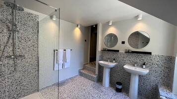 Habitación de lujo, vistas al jardín | Baño | Secador de pelo y toallas