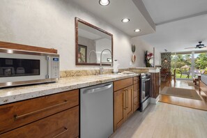 Refrigerador, microondas, cafetera y tetera y tostadora 