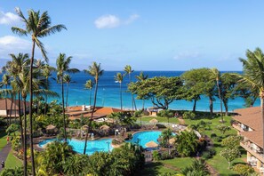 Ein Resort mit Swimmingpool, Palmen und Meerblick.