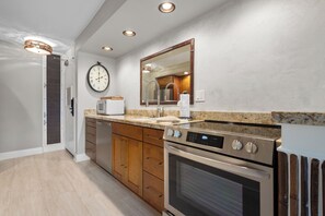 Refrigerador, microondas, cafetera y tetera y tostadora 