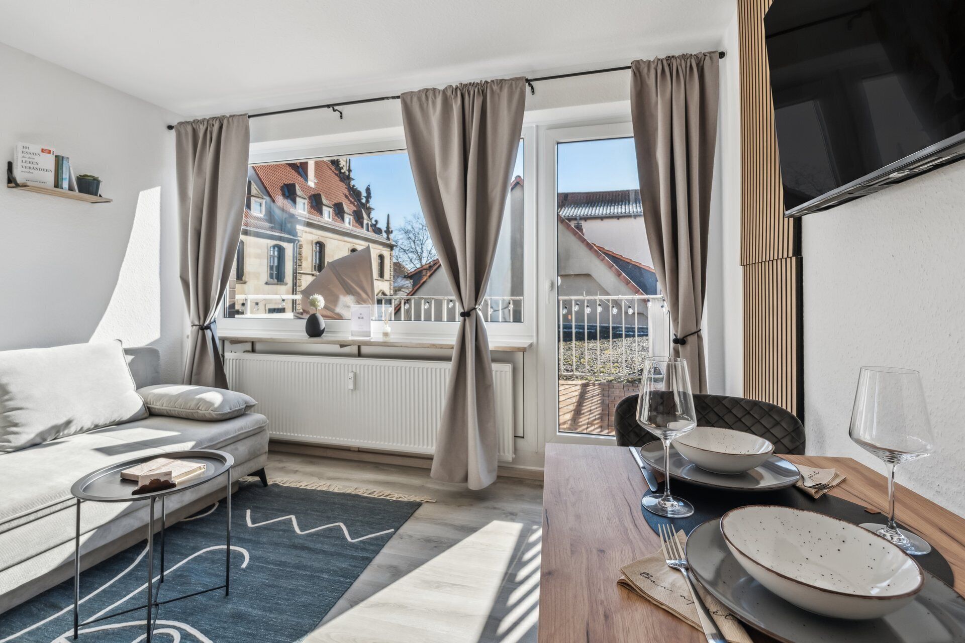 Smart-TV, Bücher, Videothek, Stereoanlage