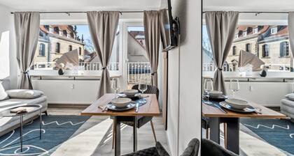 Hellohome I Cosy City Studio with large Rooftop Terrace & Parking Space