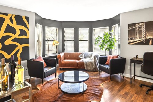 Luxe 2BR 2 Bath Prime Uptown W/parking