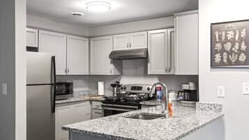 冰箱、微波炉、烤箱、炉灶