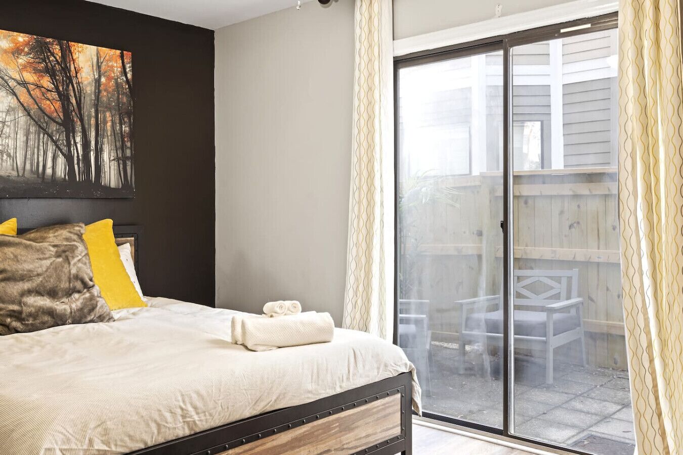 办公桌、熨斗/熨衣板、旅行婴儿床、WiFi