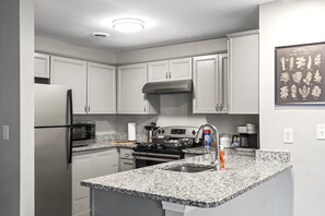 ثلاجة، ميكروويف، فرن، موقد طهي مسطح