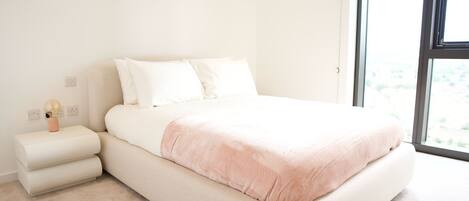 Deluxe-íbúð - 1 tvíbreitt rúm | 1 svefnherbergi, straujárn/strauborð, ókeypis þráðlaus nettenging