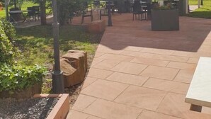 A covered outdoor area with a white tent, outdoor tables, and chairs, surrounded by greenery. - Au Wingenerhof (Wingen-sur-Moder)