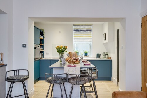 *NEW*The Procession: Grade II Listed, Pet Friendly
