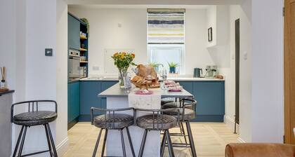*NEW*The Procession: Grade II Listed, Pet Friendly