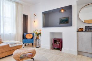 Smart-TV, peis og bøker