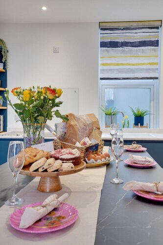 *NEW*The Procession: Grade II Listed, Pet Friendly