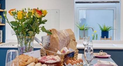 *NEW*The Procession: Grade II Listed, Pet Friendly