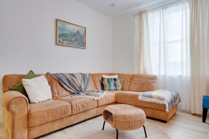 Una Smart TV, una chimenea, libros