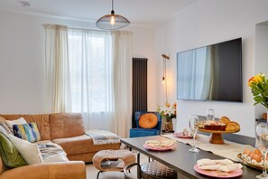 Una Smart TV, una chimenea, libros