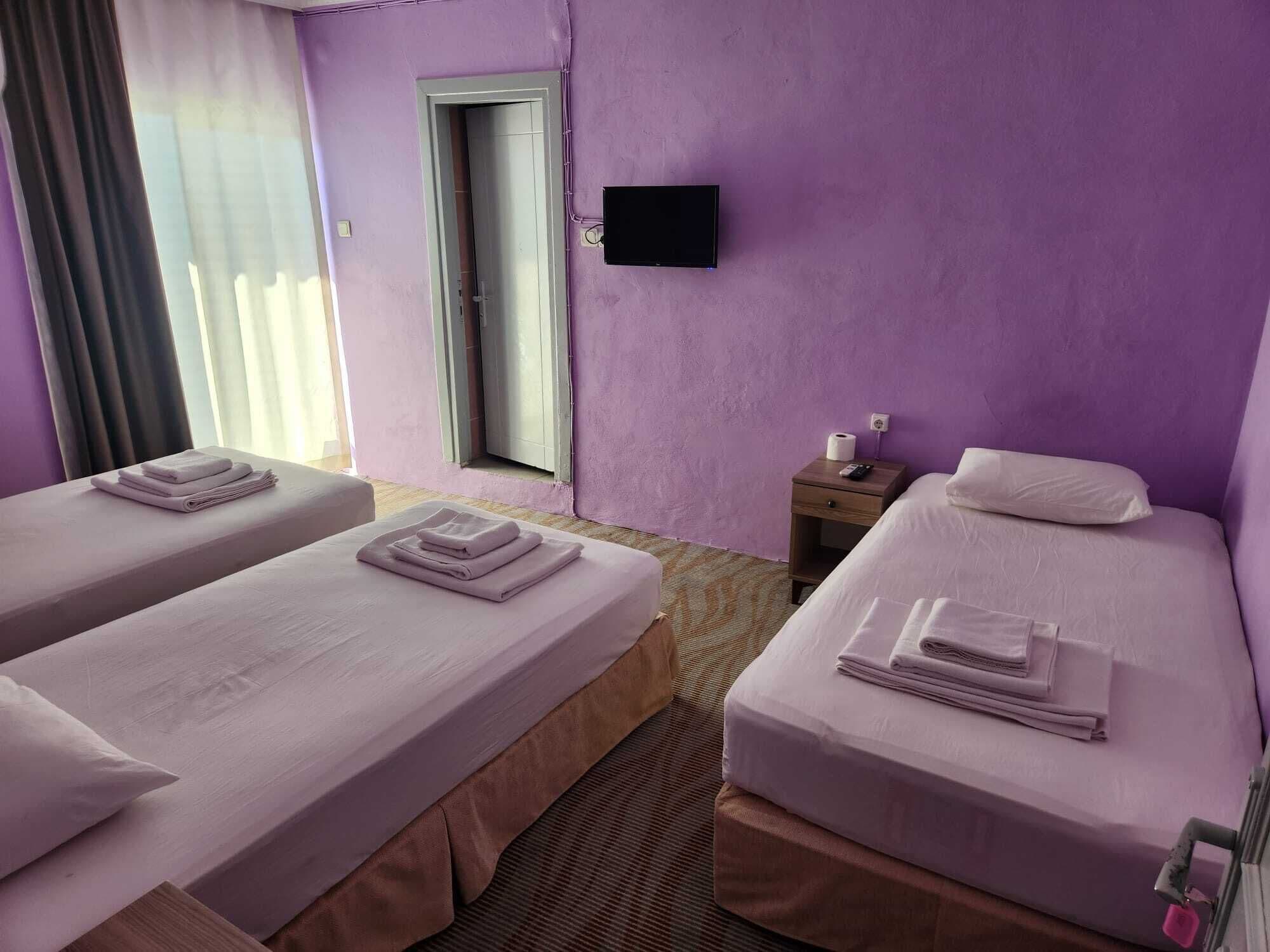 Værelse til 3 personer - balkon - byudsigt | Gratis Wi-Fi, sengetøj