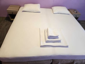 Chambre double ou avec lits jumeaux, balcon | Accès au Wi-Fi (inclus), literie fournie