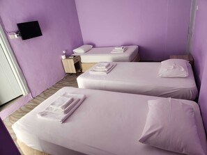 Habitación triple, balcón, vistas a la ciudad | Wifi gratis y ropa de cama