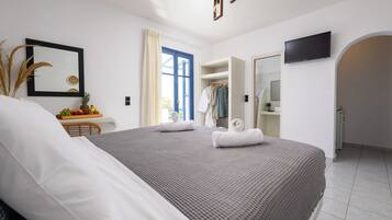 In-room safe, soundproofing, free WiFi, bed sheets