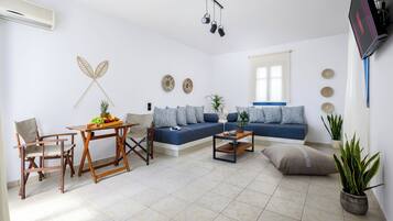 Superior Suite, Sea View | Living area | 32-inch Smart TV with cable channels