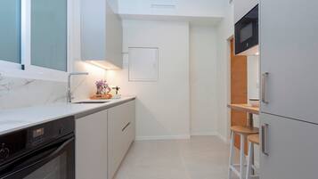 Een koelkast, een magnetron, een oven, een vaatwasser