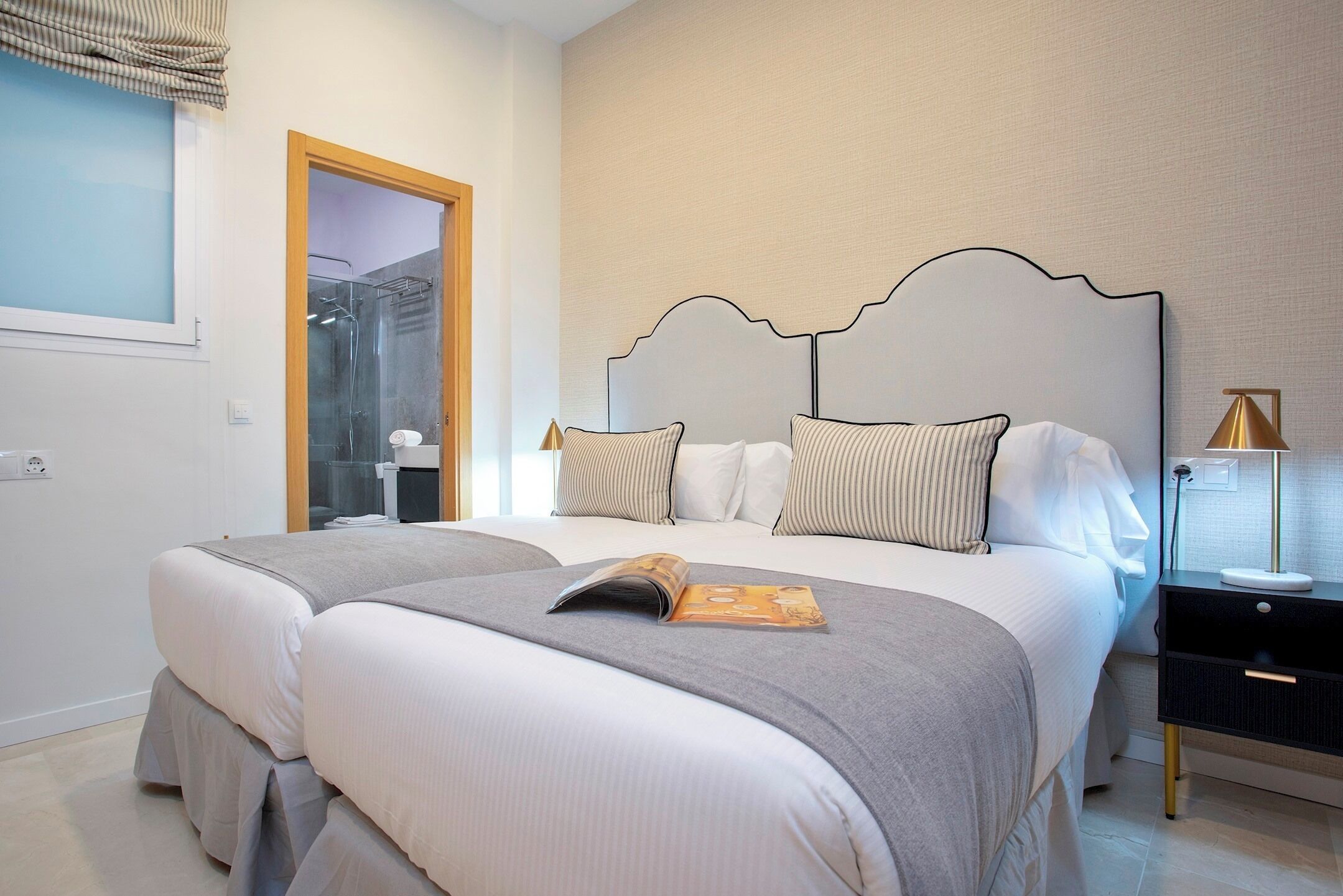 5 slaapkamers, een bureau, een strijkplank/strijkijzer, wifi