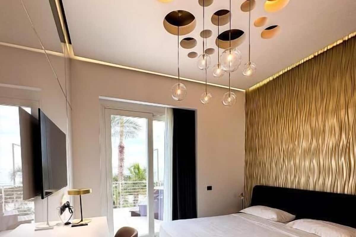 Kamar Double Klasik, 1 Tempat Tidur Queen | Brankas, meja kerja, ruang kerja ramah laptop, dan Wi-Fi gratis