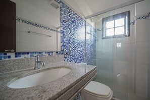 House, 3 Bedrooms, Air conditioning, Beachside | Bathroom