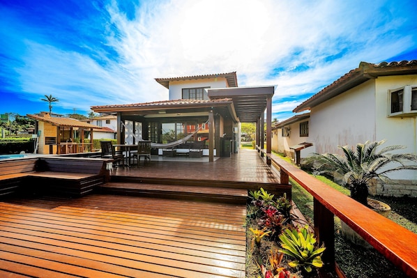 บ้านพัก, 3 ห้องนอน, เครื่องปรับอากาศ, ริมชายหาด | ลานระเบียง/นอกชาน