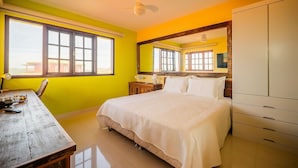 A room with a bed, a desk, and a wardrobe. - Bz60 Casa em condomínio pé na areia (Buzios)