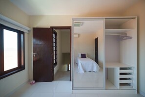 House, 3 Bedrooms, Air conditioning, Beachside